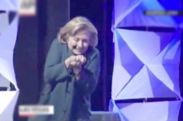 Hillary Clinton, atacată cu un pantof în timpul unei conferinţe